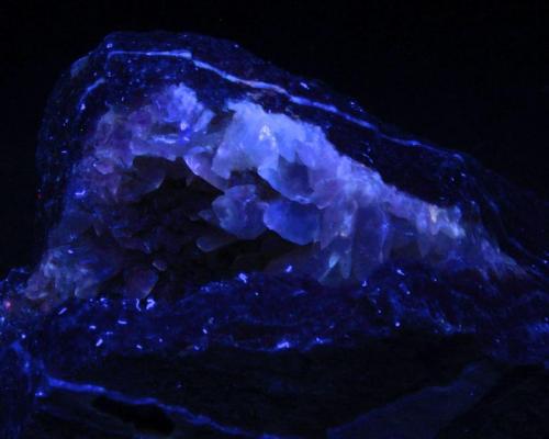 Calcita  - Fluorescente.
Mina de San Salvador, Cerro de las Cañadas, Aldea Moret, Cáceres, España.
75 x 55 x 45 mm
Luz UV onda corta. (Autor: Daniel C.M.)