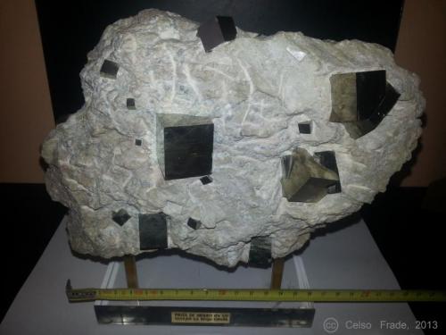 Pirita
Mina Ampliación a Victoria - Navajún - La Rioja - España
21 x 15 x 11 cm
El cubo más grande tiene unas dimensiones de 2,3 x 2,5 cm.
La pieza completa pesa 4,082 kg. (Autor: Celso)