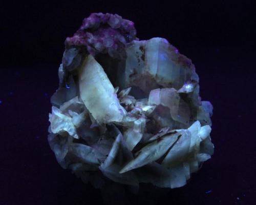 Yeso - Fluorescente.
Cantera Maria Rosa, Olocau, Valencia, Comunidad Valenciana, España.
6 x 5 x 4 cm
Luz UV onda larga. (Autor: Daniel C.M.)