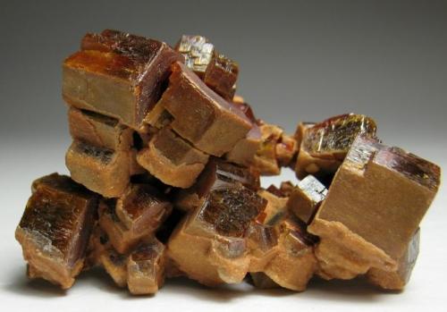 Vanadinita
Mibladen, Midelt, Khenifra Province, Meknès-Tafilalet Region, Marruecos
5 x 3,5 x 2,5 cm
Cristales de hasta 1,5 cm. recubiertos de manera selectiva -por un lado- por una segunda generación de vanadinita microcristalina. Pieza flotante (Autor: Antonio Alcaide)