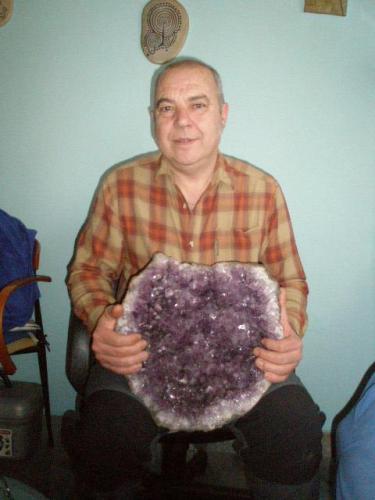 Cuarzo (var. Amatista)
Brasil
38 x 35 cm
Son 15 kg de amatista en forma de geoda (Autor: curro54)