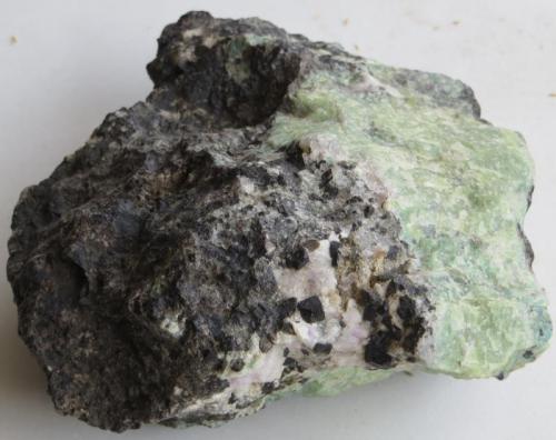 Steenstrupina, Sodalita
Intrusión de Ilímaussaq, Narsaq, Groenlandia
12 x 12 x 6 cm
cristales alrededor de 0,5 x 0,5 cm (Autor: Kaszon Kovacs)
