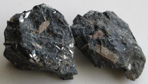 Murmanita
Península Kola, Rusia
4 x 3 x 2 & 5 x 3 x 1,5 cm
cristal más grande: 1,5 x 0,5 cm (Autor: Kaszon Kovacs)
