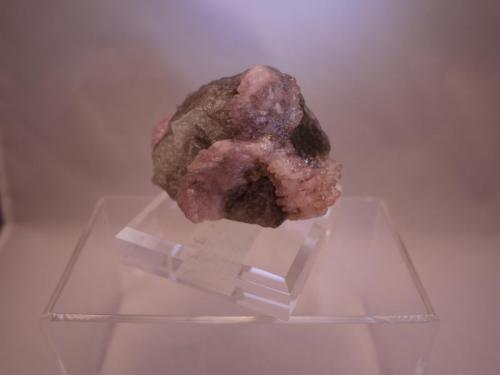 Quartz variety rose Quartz on smoky Quartz
Paroon, Afghanistan
9 x 6.3 x 6.5 cm (Author: Don Lum)