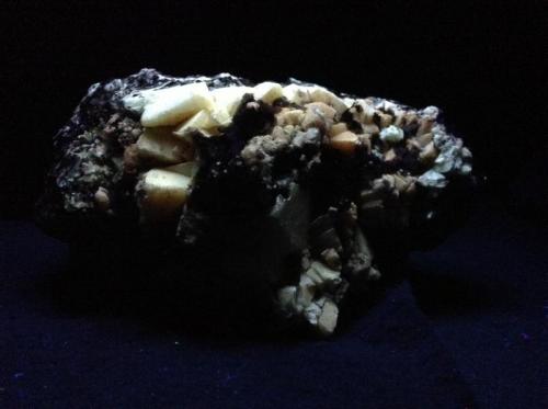 Calcite
Gopher Valley Quarry, Yamhill County, Oregon, USA
18cm x 10cm x 15cm (Author: Mark Ost)