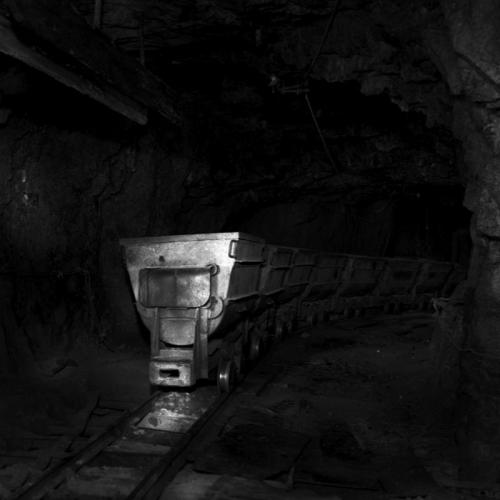 Shelves in the 350 level, San Juan Pachuca Mine, Pachuca, Hidalgo, Mexico (1996)

Author: Marco Antonio Hernández Badillo from the book "Entre la tierra y el aire". Edition: Archivo Histórico y Museo de Minería, A.C.
www.distritominero.com (Author: Luis Domínguez)