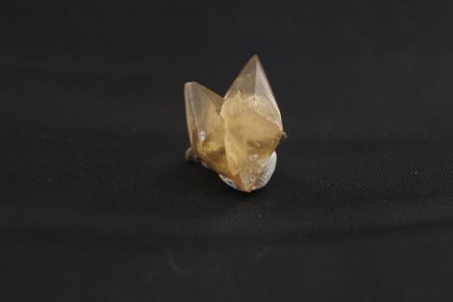 Calcita  - Fluorescente.
Holloway Quarry (Rockwood Quarry), Berlin Township, Newport, Monroe Co., Michigan, USA
35 x 28 x 15 mm (Autor: Daniel C.M.)