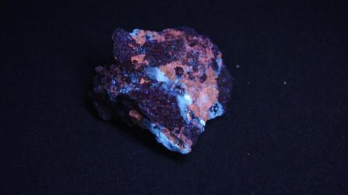 Fluorapatito, Calcita, Hematites - Fluorescente.
Mina Nuestra Señora del Carmen, La Celia, Jumilla, Murcia, España
65 x 60 x 41 mm
Luz UV onda corta. (Autor: Daniel C.M.)