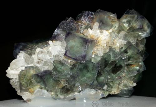 Fluorita
Okorusu Mine - Otjiwarongo -   Otjozondjupa - Namibia
6 x 3.2 x 2.2 cm
Y esta es una de las piezas que compré recientemente en el mercadillo de minas y que me resultó muy interesante y asequible pese a que no presente fluorescencia. (Autor: Celso)