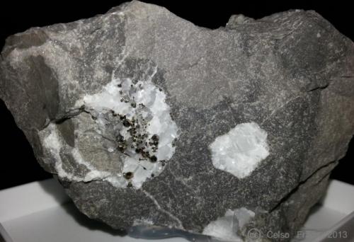 Pirita, Calcita
Duff Quarry - Huntsville - Logan Co. - Ohio - USA
7 x 5 x 2 cm (Autor: Celso)