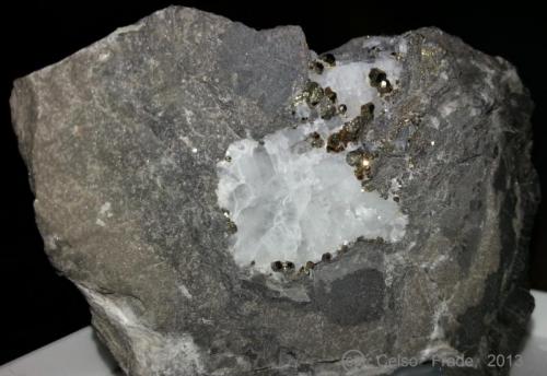 Pirita, Calcita
Duff Quarry - Huntsville - Logan Co. - Ohio - USA
7 x 5 x 2 cm
Pieza muy interesante en la cristalización de la Pirita es muy buena y, pese a que los cristales son muy, muy pequeños (el más grande tiene un diámetro de unos 2 mm), creo que es una pieza muy bonita e interesante. (Autor: Celso)