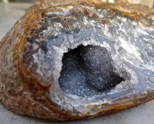 Cuarzo
Dpto. Malargüe, Mendoza, Argentina
boca de la geoda 4 x 3,5 cm
Detalle de la parte posterior de la primera pieza. Donde se ve claramente la geoda de cuarzo cristalizado (Autor: María Jesús M.)