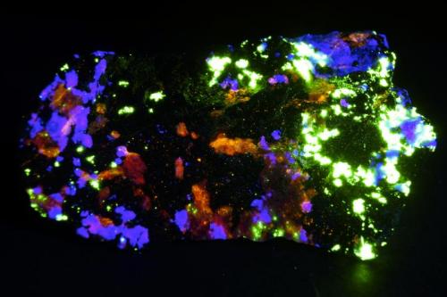 Hardystonita, Clinohedrita, Wilemita, Calcita - Fluorscente.
Parker Mine (Parker shaft), Franklin Mine, Franklin, Franklin Mining District, Sussex Co., New Jersey, USA
65 x 45 x 35 mm
Luz UV onda corta. (Autor: Daniel C.M.)