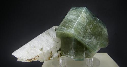 Fluorapatito + Cuarzo
Minas de Panasqueira - Beira Baixa - Portugal.
8.5 x 5.5 cm - Cristal de 4.5 x 3 cm (Autor: Diego Navarro)