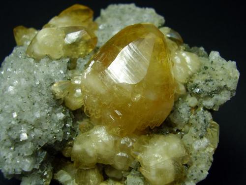 Calcita
Nanisivik Mine, Nunavut, Canadá
7´5x6´5 cm. Cristal de 3 cm (Autor: geoalfon)