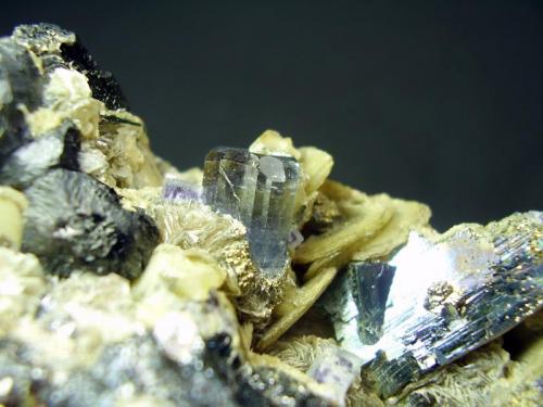 Arsenopirita-Pirita-Siderita-Fluorita-Apatito-Ferberita
Mina Panasqueira, Covilha, Portugal

Detalle Apatito (Autor: geoalfon)