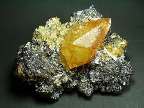 Calcita
Elmwood Mine, Smith Co, Tennessee, USA
20 x 16 cm. Cristal de 10´5 cm (Autor: geoalfon)