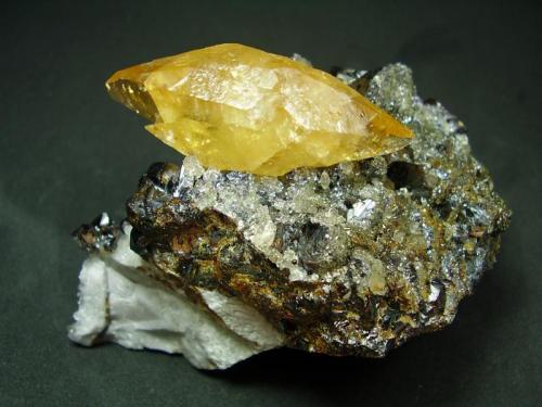 Calcita
Elmwood Mine, Smith Co, Tennessee, USA
9 x 6´5 cm. Cristal de 5 cm (Autor: geoalfon)