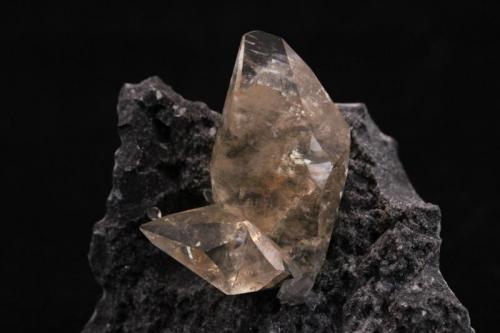 Calcite
Nandan, Guangxi Zhuang, China
7.2 x 4 x 6.2 cm (Author: Don Lum)