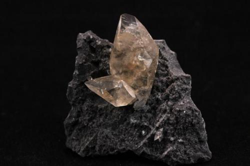 Calcite
Nandan, Guangxi Zhuang, China
7.2 x 4 x 6.2 cm (Author: Don Lum)