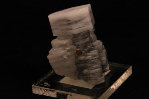 Calcite
Nandan, Guangxi Zhuang, China
5 x 4.5 x 3.3 cm

Poker Chip Habit (Author: Don Lum)