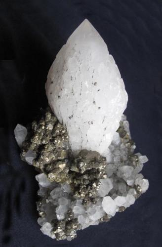 Quartz, Pyrite
Boldut Mine, Cavnic, Maramureș Co., Romania
13.50 x 9 x 8.20 cm (Author: JoséMiguel)