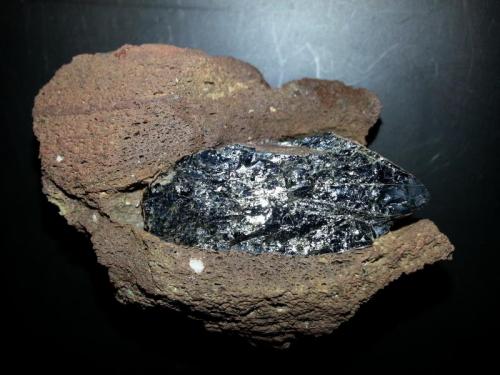 Obsidiana
Volcán Banya de Boc, Llorà, Gironès, Girona, Cataluña, España
6 x 4 x 4 cm.

Obsidiana en matriz volcánica. (Autor: Javier Rodriguez)