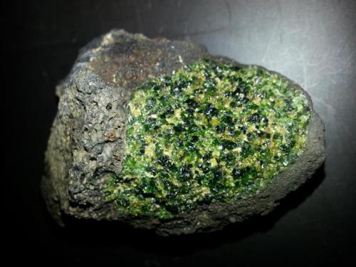 Fayalita - Forsterita (grupo del Olivino)
Volcán Banya de Boc, Llorà, Gironès, Girona, Cataluña, España
6 x 4 x 3 cm.

En este hay predominancia de cristales verde oscuro por lo que estaría más cerca de la Fayalita en la que predomina el Hierro sobre el Magnesio. (Autor: Javier Rodriguez)