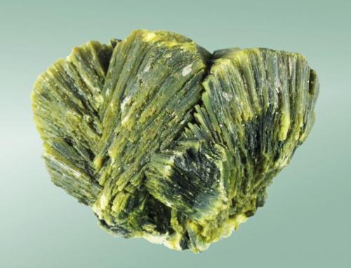 Autunita
Mina Daybreak, Elk, Spokane Co., Washington, EUA
2,9 x 3,2 x 2,1 cm
Típico agregado en abanico de cristales laminares de color verde-amarillo. (Autor: Carles Curto)