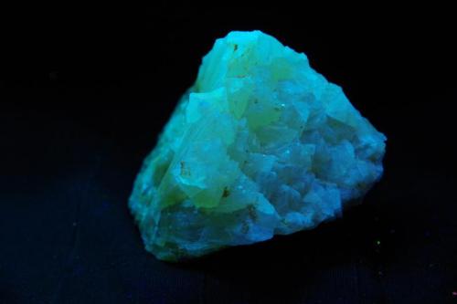 Calcita - Fluorescente
Cervelló, Baix Llobregat, Barcelona, Cataluña, España
68 x 60 x 71 mm
Bajo UV onda corta la Calcita es blanca. (Autor: Juan María Pérez)
