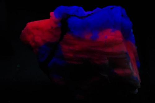 Calcita con Fluorita - Fluorescente
Cantera Berta, El Papiol, Baix Llobregat, Barcelona, Cataluña, España
98 x 92 x 57 mm
Bajo UV onda corta la Fluorita es azul y la Calcita roja. (Autor: Juan María Pérez)