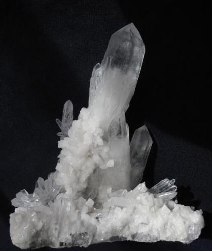 Quartz, Dolomite
Shangbao, Leiyang, Hunan, China
8.2x7.2x6 cm (Author: JoséMiguel)