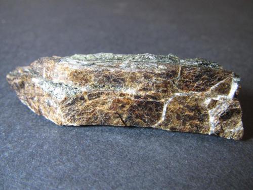 Lamprofilita
Lovozero, Península Kola, Rusia
6 x 1’5 cm.
Cristales marrones de hábito tabular o escamoso (parecido a las micas) junto a aegirina verde. (Autor: prcantos)