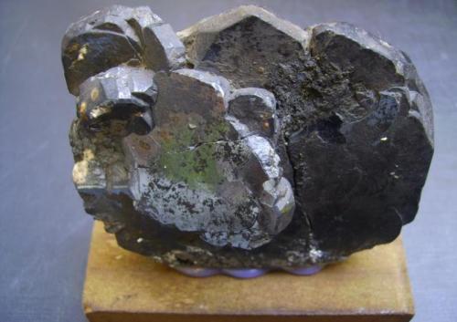 Ilmenita
Zagi Mt., Hameed Abad Kafoor Dheri, Peshawar, Khyber Pakhtunkhwa (North-West Frontier Province), Pakistán
7,5 x 6 x 2 cm
Cristal de ilmenita de gran tamaño acompañado por otros menores. Completamente cristalizado. Reparado y con algunas fisuras. No es de la zona de Skardu, pero esa montañita de Zagi guarda muchas maravillas... (Autor: Antonio Alcaide)