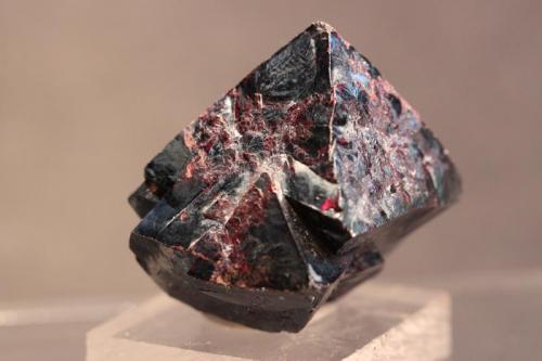 Cuprite
Rubtsovskiy Mine, Altaiskiy Krai, Siberia, Russia
3.2 x 2.8 x 2.9 cm (Author: Don Lum)