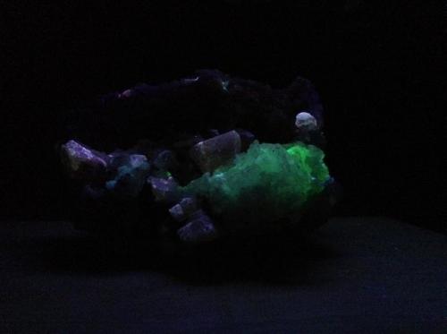 Fluorapatite/Hyalite Opal UV
Cerro de Mercado Mine, Victoria de Durango, Durango, Mexico
13cm x 9cm x 5cm (Author: Mark Ost)