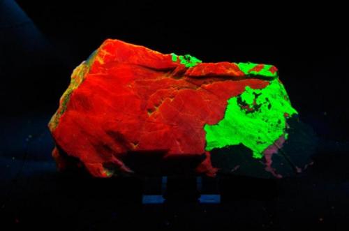 Calcita con Willemita - Fluorescente
Franklin, Sussex Co, New Jersey, EEUU
140 x 75 x 25 mm
Bajo UV de OC la Calcita es roja y la Willemita verde. (Autor: Juan María Pérez)