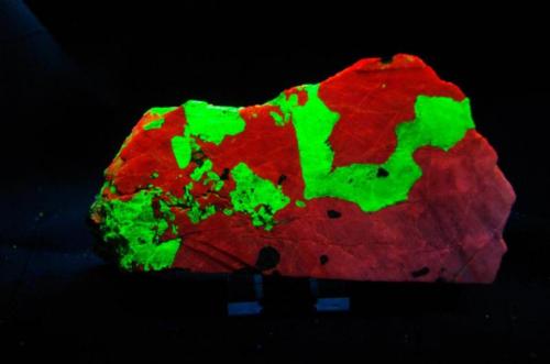 Calcita con Willemita - Fluorescente
Franklin, Sussex Co, New Jersey, EEUU
140 x 75 x 25 mm
Bajo UV de OC la Calcita es roja y la Willemita verde. (Autor: Juan María Pérez)