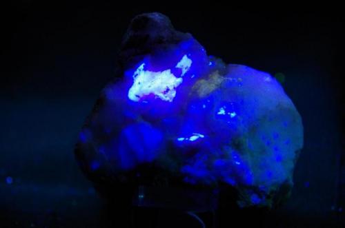 Calcita - Fluorescente
Terligua, Texas, EEUU
67 x 60 x 53 mm
Bajo UV de OC es azul (bajo OL sería rosa) (Autor: Juan María Pérez)