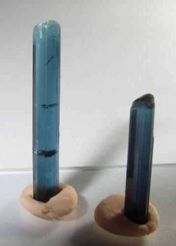 Indicolita (miembro del grupo de la turmalina)
Afganistán
20 x 3 mm. el cristal mayor; 15 x 5 mm. el otro.
Por desgracia el cristal más largo se fracturó cerca de la base y tuve que pegarlo yo mismo (se nota un poco). (Autor: prcantos)