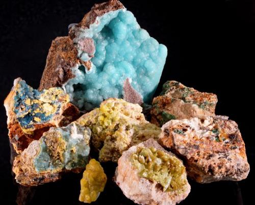 Hemimorphite, pyromorphite, plumbogummite, mimetite, philipsburgite, duftite.
Roughton Gill, Dry Gill, Brandy Gill, and Driggieth mines, Caldbeck Fells, Cumbria, UK.
25 mm pyromorphite at front. 8 cm hemimorphite at back. (Author: Ru Smith)