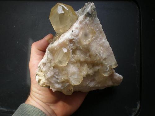 Calcita
Minas de La Florida,La Florida, Cantabria, España
15cm x 13cm cristal mayor 4cm x 4,5cm (Autor: PabloR)