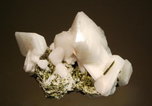 Albite var. pericline
Fazenda Rubin Pimenta Mine, Capelinha, Minas Gerais, Brazil
7.5 x 10.7 cm.
Blocky white albite crystals twinned on the pericline law associated with lathlike green epidote crystals. (Author: crosstimber)
