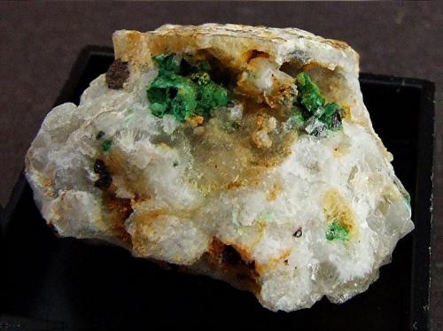 Bayldonite, Mimetite.
Brandy Gill Mine, Caldbeck Fells, Cumbria, England, UK.
26 x 25 mm (Author: nurbo)