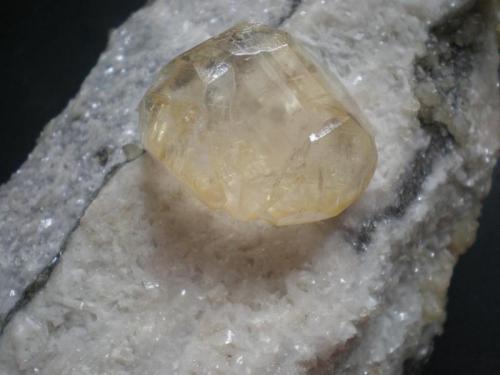 Calcita
Minas de La Florida,La Florida, Cantabria, España
23cm x 10 cm cristal mayor 4x3cm
detalle del cristal mayor (Autor: PabloR)
