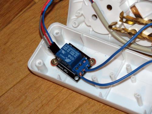 Placa de relé conectada. Coge alimentación de 5v de la placa anterior y una señal para activar el relé (Autor: Oscar Fernandez)