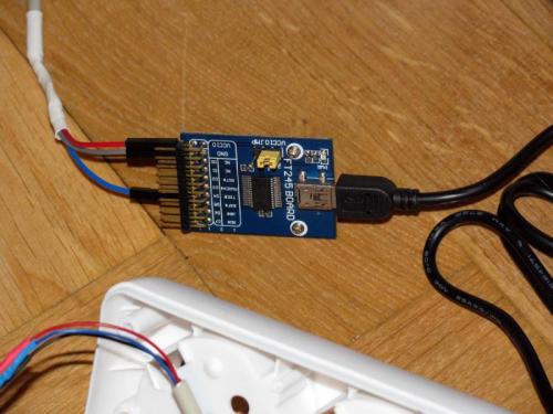 Detalle de la placa de control con cable estándar USB. Sustituye al cable FTDI que hemos usado hasta ahora (Autor: Oscar Fernandez)