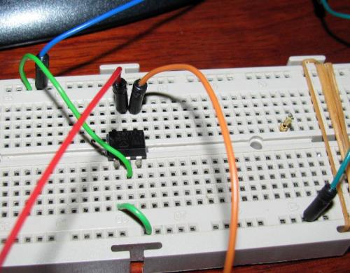 Protoboard con el optoacoplador CNY17-2 (Autor: Oscar Fernandez)