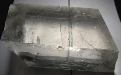 Calcita (variedad espato de islandia)
Dima, Vizcaya, Pais Vasco, España.
53 x 34 x 29 mm.
Detalle en donde se puede ver la doble refracción. (Autor: José Luis Zamora)