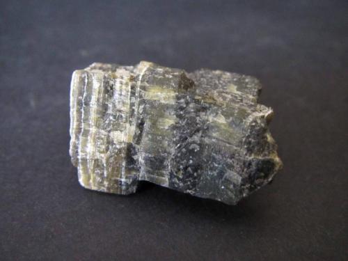 Riebeckita (var. crocidolita)
Costabona, Cataluña, España
3 x 2 cm.
Variedad fibrosa de la riebeckita.  La localidad no es segura, la he puesto de memoria. (Autor: prcantos)